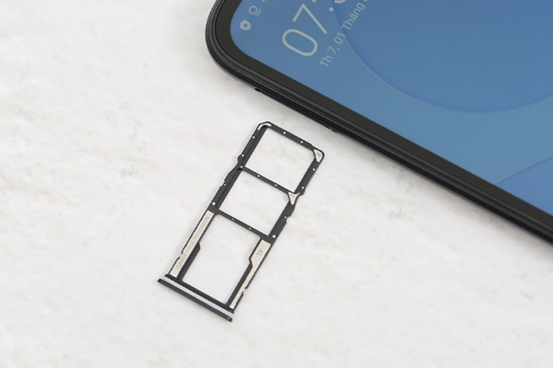 Thẻ nhớ ngoài hỗ trợ tối đa 512GB